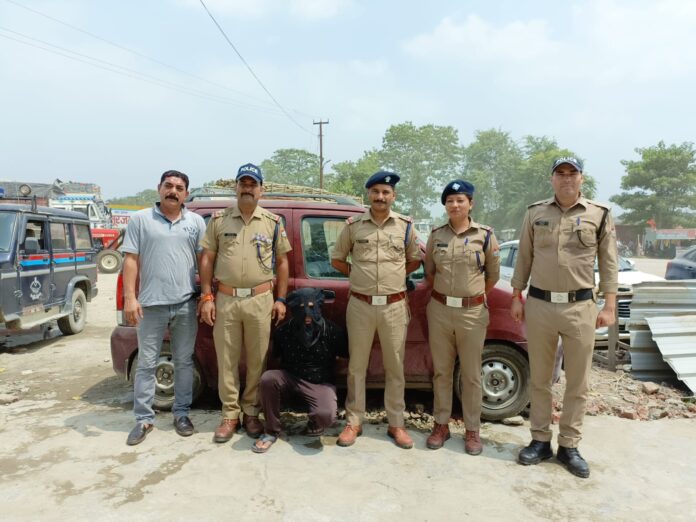 पुलिसकर्मियों पर वाहन चढ़ाने का प्रयास करने वाला लीसा तस्कर गिरफ्तार पुलिसकर्मियों पर वाहन चढ़ाने का प्रयास करने वाला लीसा तस्कर गिरफ्तार