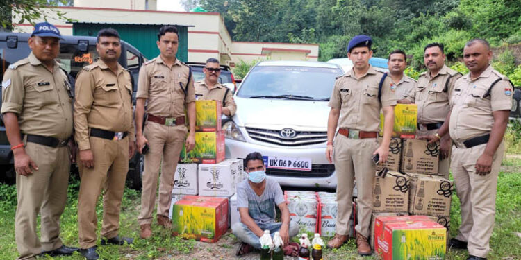 35 पेटी बीयर के साथ एक तस्कर को गिरफ्तार 35 पेटी बीयर के साथ एक तस्कर को गिरफ्तार