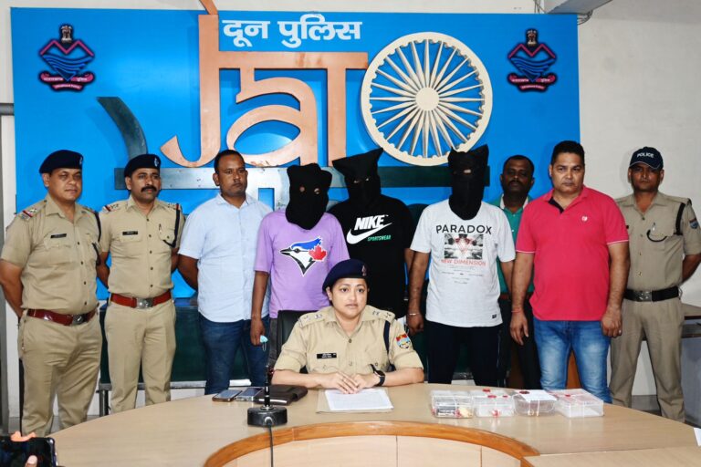 लाखों की चोरी का खुलासा, तीन आरोपी गिरफ्तार लाखों की चोरी का खुलासा, तीन आरोपी गिरफ्तार