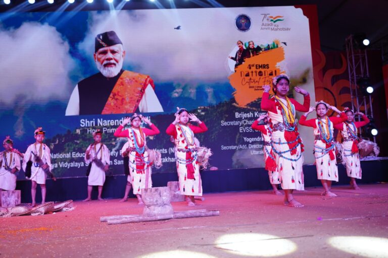 एक्लवयंस ने चतुर्थ ईएमआरएस राष्ट्रीय सांस्कृतिक उत्सव में किया अपनी प्रतिभा का प्रदर्शन एक्लवयंस ने चतुर्थ ईएमआरएस राष्ट्रीय सांस्कृतिक उत्सव में किया अपनी प्रतिभा का प्रदर्शन