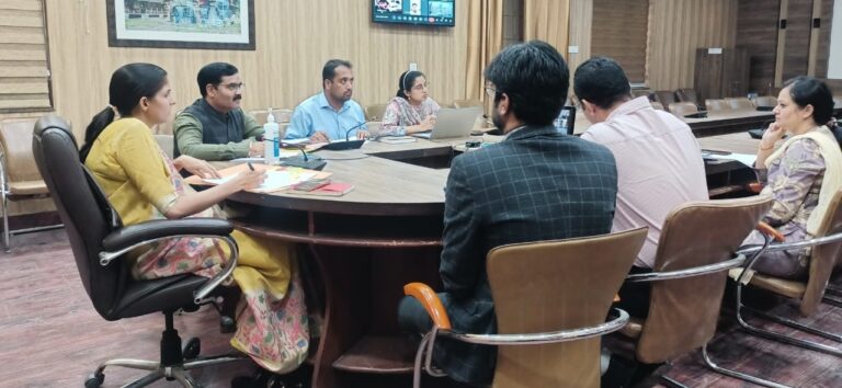 जिलाधिकारी ने की राजस्व वादों की समीक्षा जिलाधिकारी ने की राजस्व वादों की समीक्षा