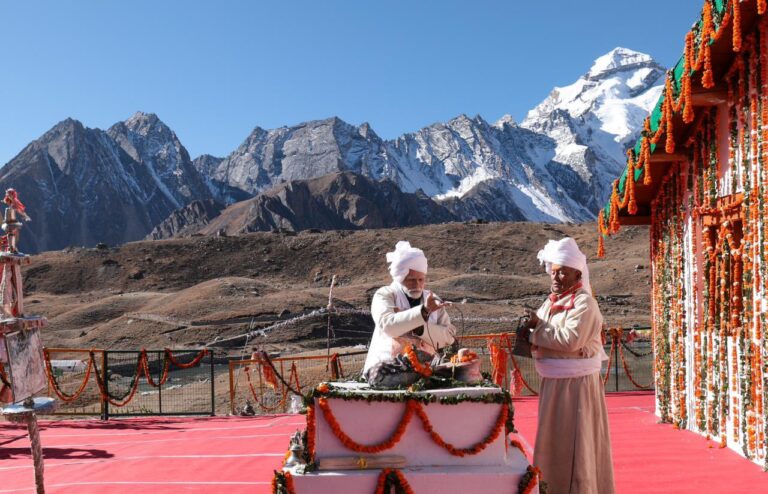 पीएम मोदी ने किए आदि कैलाश के दर्शन, पार्वती कुंड में की पूजा-अर्चना पीएम मोदी ने किए आदि कैलाश के दर्शन, पार्वती कुंड में की पूजा-अर्चना