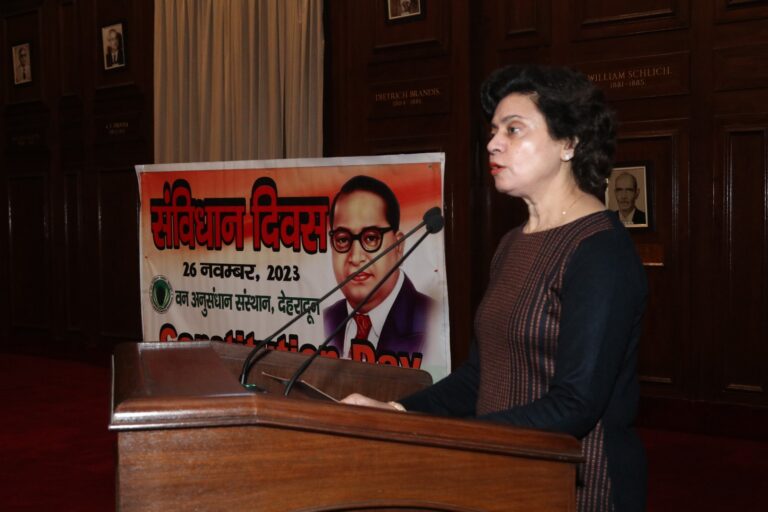 संविधान के अनुपालन की शपथ दिलाई संविधान के अनुपालन की शपथ दिलाई
