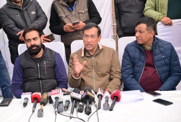 सिलक्यारा में पाइप में फंसे ऑगर मशीन की ब्लेड एवं साफ्ट को काटने का कार्य जारी सिलक्यारा में पाइप में फंसे ऑगर मशीन की ब्लेड एवं साफ्ट को काटने का कार्य जारी