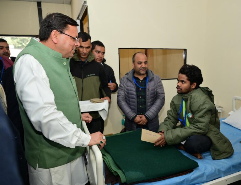 चिन्यालीसौड़ सामुदायिक स्वास्थ्य केंद्र पहुंचकर मुख्यमंत्री ने जाना टनल में फंसे श्रमिकों का हाल चिन्यालीसौड़ सामुदायिक स्वास्थ्य केंद्र पहुंचकर मुख्यमंत्री ने जाना टनल में फंसे श्रमिकों का हाल