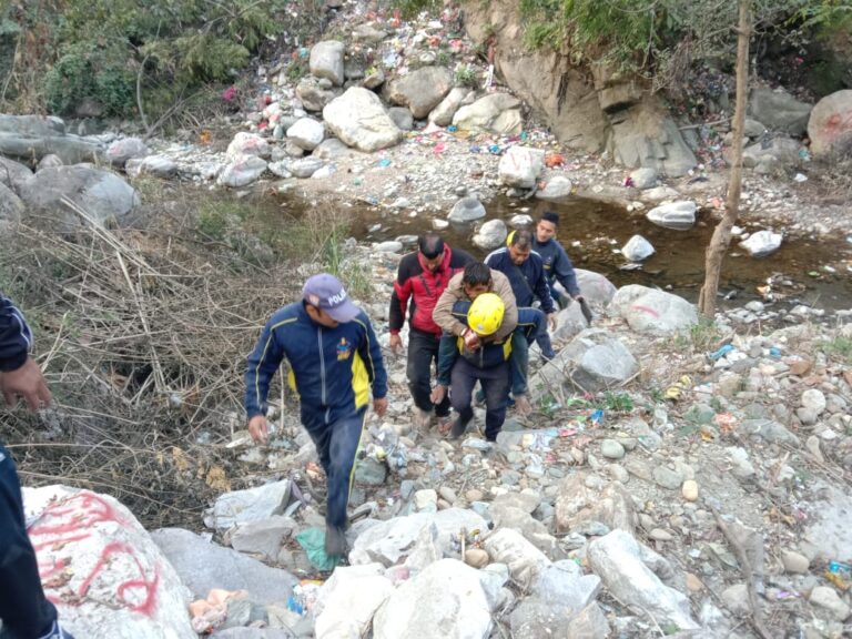जनपद चमोली- डाट पुलिया गौचर के पास वाहन दुर्घटना, SDRF ने किया रेस्क्यू जनपद चमोली- डाट पुलिया गौचर के पास वाहन दुर्घटना, SDRF ने किया रेस्क्यू