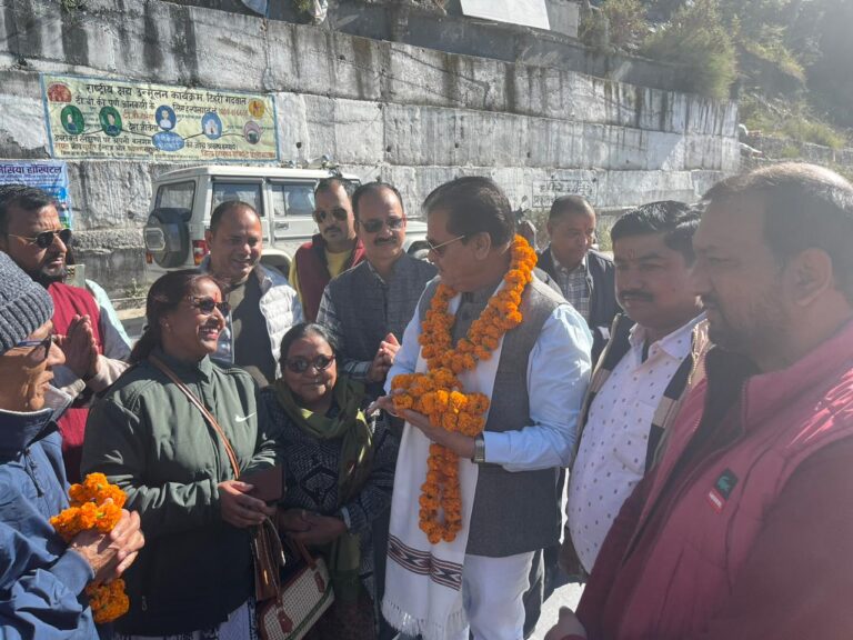 काबीना मंत्री का भाजपा कार्यकर्ताओं ने किया स्वागत काबीना मंत्री का भाजपा कार्यकर्ताओं ने किया स्वागत