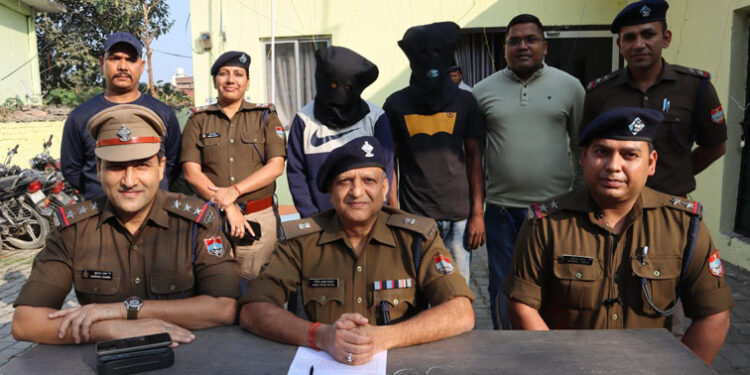 भाजपा नेता के घर से चोरी की राइफल के साथ दो शातिर गिरफ्तार भाजपा नेता के घर से चोरी की राइफल के साथ दो शातिर गिरफ्तार