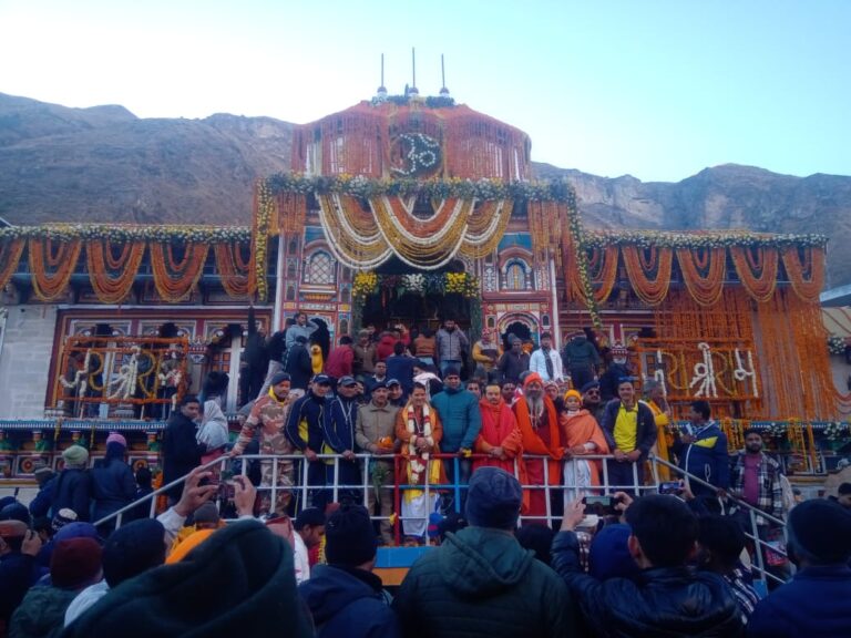 धरती के बैकुुठलोक बदरीनाथ धाम के कपाट शीतकाल के लिए बंद धरती के बैकुुठलोक बदरीनाथ धाम के कपाट शीतकाल के लिए बंद