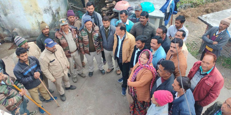 आदमखोर बाघ से निजात दिलाने की मांग आदमखोर बाघ से निजात दिलाने की मांग