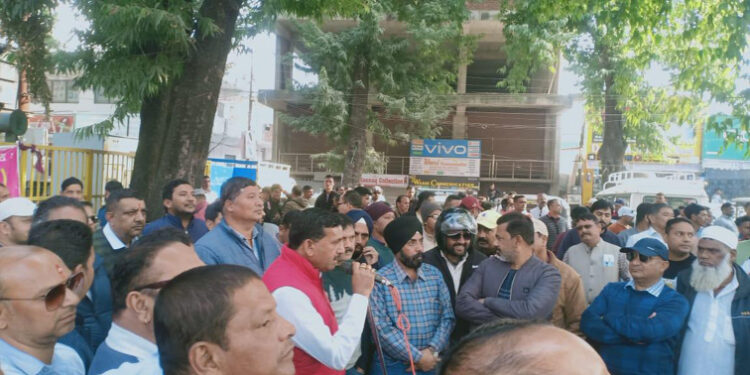 सडक पर उतरे गौला खनन कारोबारी सडक पर उतरे गौला खनन कारोबारी
