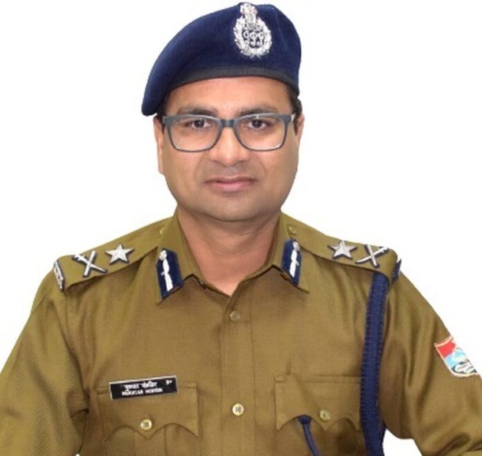 दून की यातायात व्यवस्था सुचारू करने को मैदान में उतरे निदेशक दून की यातायात व्यवस्था सुचारू करने को मैदान में उतरे निदेशक