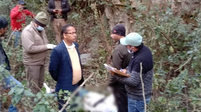खड्ड में पड़ा मिला युवक का शव, हत्या की आशंका खड्ड में पड़ा मिला युवक का शव, हत्या की आशंका