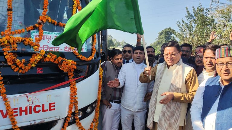सीएम धामी ने किया 42 सीटर वोल्वो बस को हरी झंडी दिखाकर रवाना सीएम धामी ने किया 42 सीटर वोल्वो बस को हरी झंडी दिखाकर रवाना