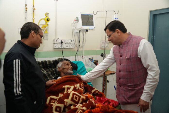 सीएम धामी ने दून अस्पताल में स्वतंत्रता संग्राम सेनानी का हाल जाना सीएम धामी ने दून अस्पताल में स्वतंत्रता संग्राम सेनानी का हाल जाना