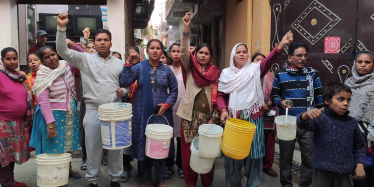 तीसरी बार ट्यूबवेल खराब, जल संस्थान के खिलाफ जोरदार नारेबाजी तीसरी बार ट्यूबवेल खराब, जल संस्थान के खिलाफ जोरदार नारेबाजी