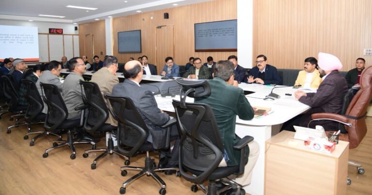 मुख्य सचिव डाॅ एस.एस.संधु ने ली अधिकारियों की बैठक मुख्य सचिव डाॅ एस.एस.संधु ने ली अधिकारियों की बैठक
