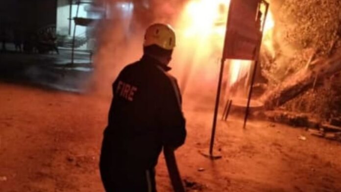 टायर की दुकान में लगी आग, हजारों का सामान खाक टायर की दुकान में लगी आग, हजारों का सामान खाक