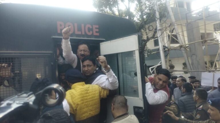 सांसदों के निलंबन के विरोध में राजभवन घेरने निकले कांग्रेसी, पुलिस ने रोका सांसदों के निलंबन के विरोध में राजभवन घेरने निकले कांग्रेसी, पुलिस ने रोका