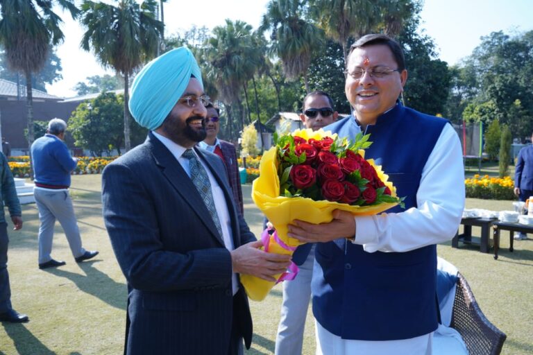 आईएएस व आईपीएस अधिकारियों ने की सीएम धामी से भेंट, नववर्ष की शुभकामनाएं दी आईएएस व आईपीएस अधिकारियों ने की सीएम धामी से भेंट, नववर्ष की शुभकामनाएं दी
