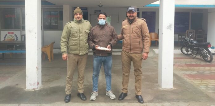 हत्या के प्रयास में फरार चल रहा आरोपी तमंचा व कारतूस सहित गिरफ्ता हत्या के प्रयास में फरार चल रहा आरोपी तमंचा व कारतूस सहित गिरफ्ता