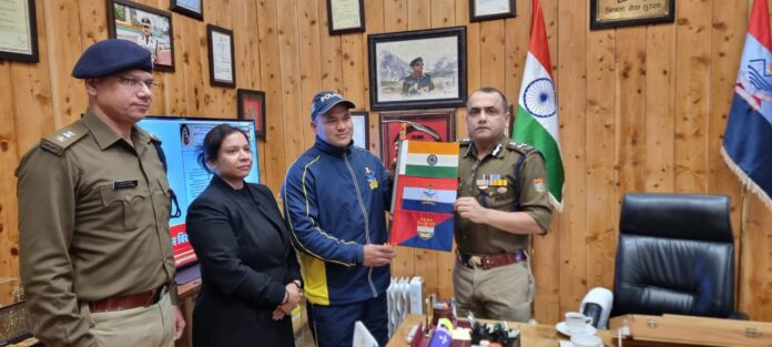 डीजीपी ने किया माउंट अकोंकागुआ के सफल आरोहण हेतु फ्लैग ऑफ डीजीपी ने किया माउंट अकोंकागुआ के सफल आरोहण हेतु फ्लैग ऑफ