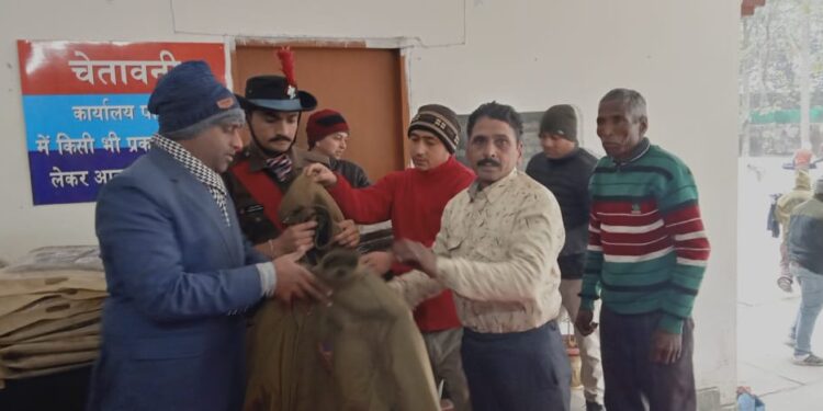 एसएसपी ने 512 ग्राम प्रहरियों को गरम टोपी और जैकेट वितरित की एसएसपी ने 512 ग्राम प्रहरियों को गरम टोपी और जैकेट वितरित की