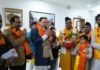 अक्षत वितरण टोली ने मुख्यमंत्री को दिया अयोध्या का निमंत्रण पत्र