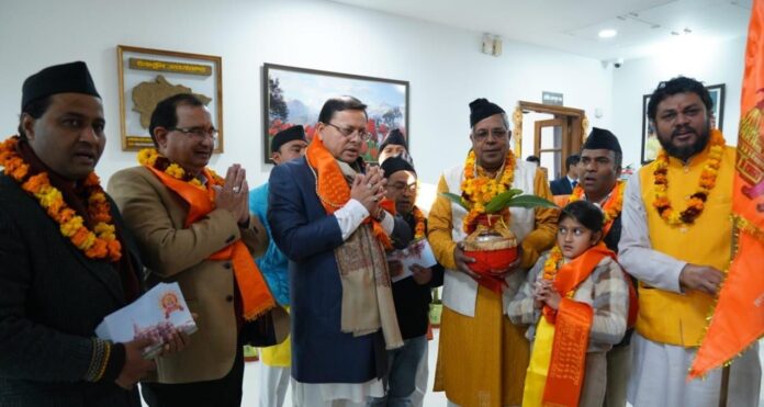 अक्षत वितरण टोली ने मुख्यमंत्री को दिया अयोध्या का निमंत्रण पत्र अक्षत वितरण टोली ने मुख्यमंत्री को दिया अयोध्या का निमंत्रण पत्र