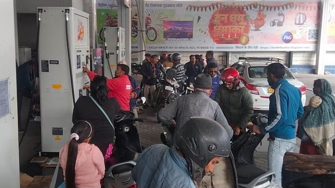 हड़ताल का दुसरा दिनः टैंकरों के थमे चक्के, तेल भरवाने के लिए पेट्रोल पंपों पर उमड़ी भीड़ हड़ताल का दुसरा दिनः टैंकरों के थमे चक्के, तेल भरवाने के लिए पेट्रोल पंपों पर उमड़ी भीड़
