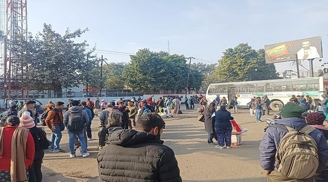 नए कानून के विरोध में उतरे रोडवेज बस चालक,यात्रियों को करना पड़ा परेशानियों का सामना नए कानून के विरोध में उतरे रोडवेज बस चालक,यात्रियों को करना पड़ा परेशानियों का सामना