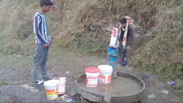 विकासनगर के माक्टी पोखरी में पेयजल किल्लत से जूझ रहे ग्रामीण आंख मूंद कर बैठा विभाग विकासनगर के माक्टी पोखरी में पेयजल किल्लत से जूझ रहे ग्रामीण आंख मूंद कर बैठा विभाग