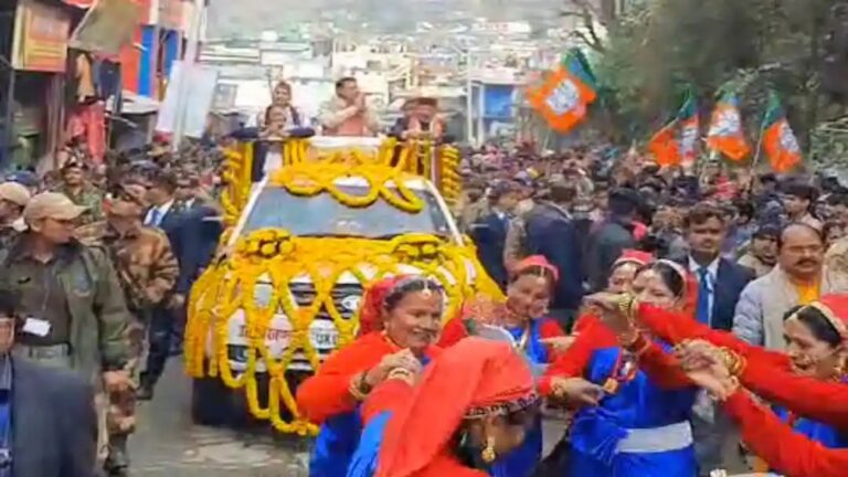 सीएम धामी ने किया रोड शो, ब्वै, ब्वारी, नौनी कौथिग में की शिरकत सीएम धामी ने किया रोड शो, ब्वै, ब्वारी, नौनी कौथिग में की शिरकत