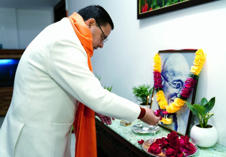 राष्ट्रपिता को सीएम धामी ने दी श्रद्धाजंलि राष्ट्रपिता को सीएम धामी ने दी श्रद्धाजंलि