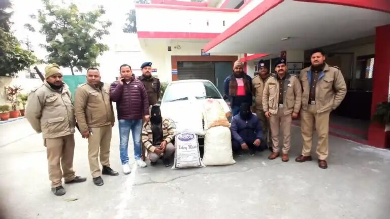 56 किलो गांजे के साथ दो तस्कर गिरफ्तार 56 किलो गांजे के साथ दो तस्कर गिरफ्तार