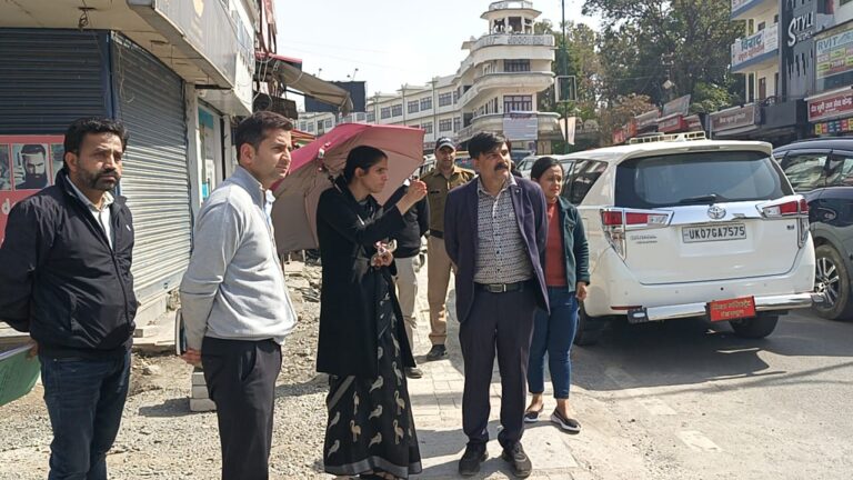 डीएम ने किया स्मार्ट सिटी परियोजना के कार्यों का स्थलीय निरीक्षण डीएम ने किया स्मार्ट सिटी परियोजना के कार्यों का स्थलीय निरीक्षण