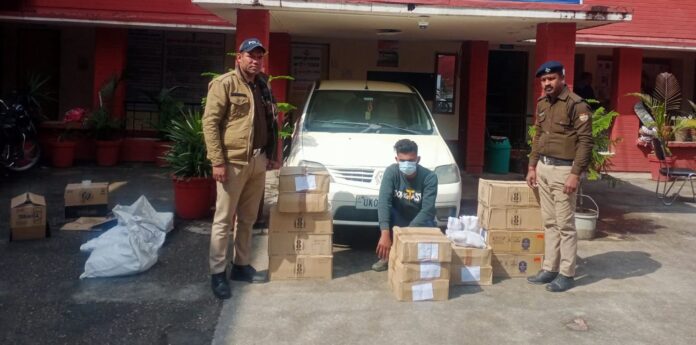 17 पेटी शराब सहित तस्कर गिरफ्तार 17 पेटी शराब सहित तस्कर गिरफ्तार