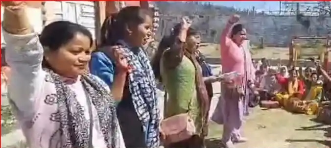 आंगनबाड़ी कार्यकत्रियों ने केंद्रों में जड़े ताले आंगनबाड़ी कार्यकत्रियों ने केंद्रों में जड़े ताले