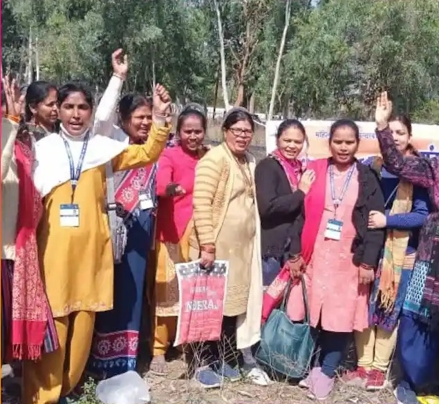 आंगनबाड़ी वर्कर्स ने कलेक्टेªट पर किया प्रदर्शन आंगनबाड़ी वर्कर्स ने कलेक्टेªट पर किया प्रदर्शन