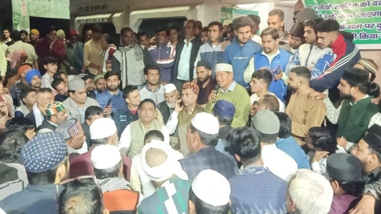 व्यापारियों के धरने को पूर्व सीएम हरीश रावत और विधायक उमेश ने दिया समर्थन व्यापारियों के धरने को पूर्व सीएम हरीश रावत और विधायक उमेश ने दिया समर्थन