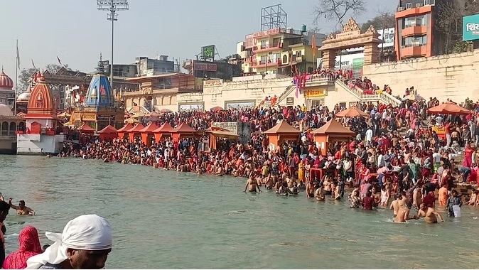 माघ पूर्णिमा पर श्रद्धालुओं ने गंगा में लगाई आस्था की डूबकी माघ पूर्णिमा पर श्रद्धालुओं ने गंगा में लगाई आस्था की डूबकी
