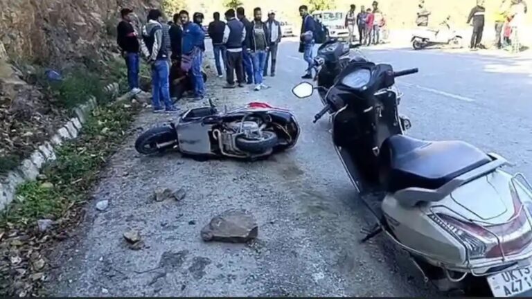 डंपर ने स्कूटी को मारी टक्कर,पत्नी की मौत,पति गंभीर डंपर ने स्कूटी को मारी टक्कर,पत्नी की मौत,पति गंभीर