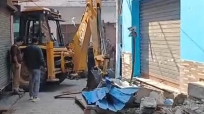 छात्रा पर जानलेवा हमला करने वाले के घर पर हुई बुल्डोजर की कार्यवाही छात्रा पर जानलेवा हमला करने वाले के घर पर हुई बुल्डोजर की कार्यवाही