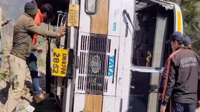 अनियंत्रित होकर पलटी बस, कई यात्री घायल अनियंत्रित होकर पलटी बस, कई यात्री घायल