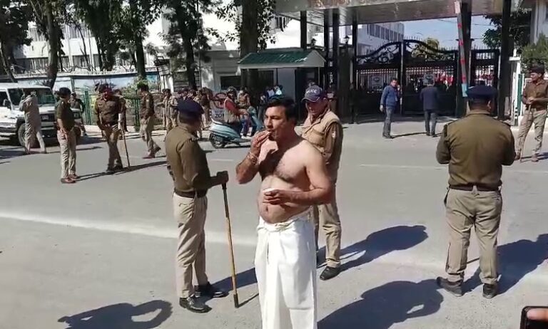 आप नेता ने विधानसभा के बाहर अर्धनग्न होकर किया प्रदर्शन आप नेता ने विधानसभा के बाहर अर्धनग्न होकर किया प्रदर्शन