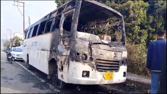 खड़ी बस में लगी आग, हड़कंप खड़ी बस में लगी आग, हड़कंप