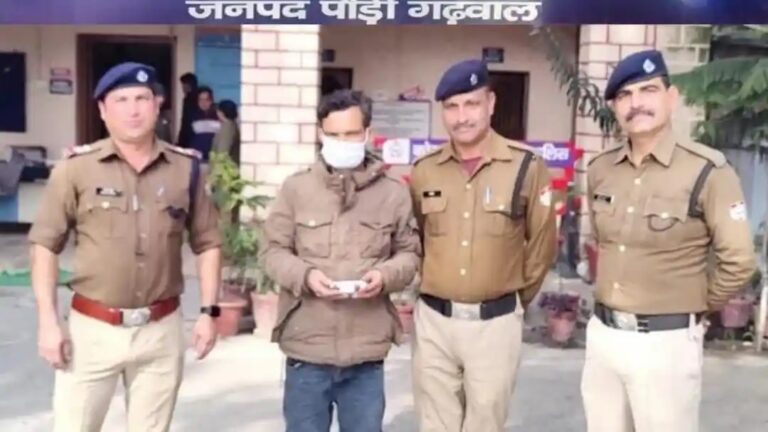 स्मैक के साथ तस्कर गिरफ्तार स्मैक के साथ तस्कर गिरफ्तार