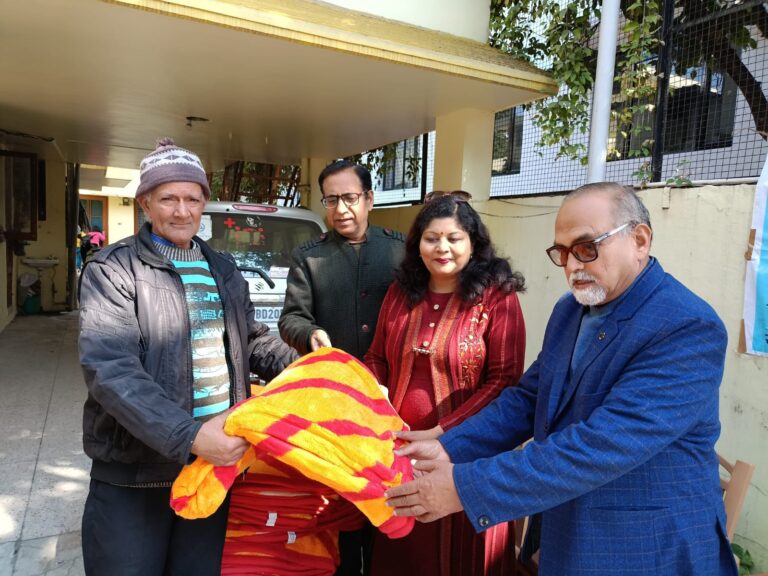 जिला रेडक्रास सोसाईटी सदस्यों ने जरूरतमंदों को किए कम्बल वितरित जिला रेडक्रास सोसाईटी सदस्यों ने जरूरतमंदों को किए कम्बल वितरित