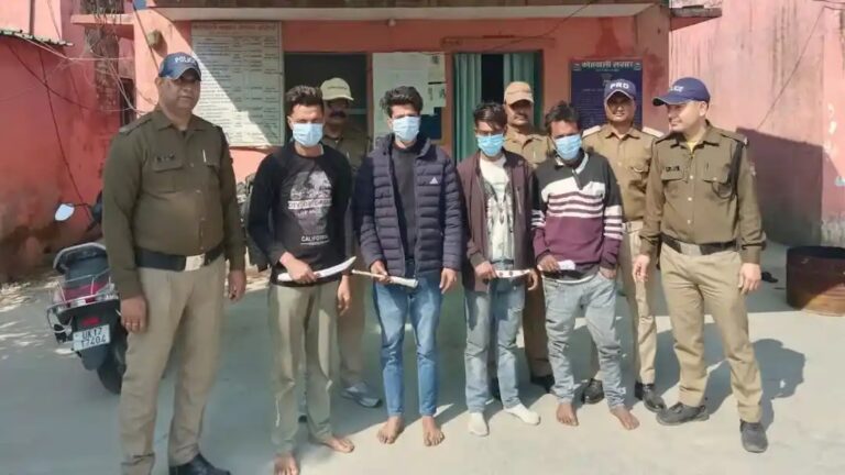 चार बदमाश धारदार हथियार सहित गिरफ्तार चार बदमाश धारदार हथियार सहित गिरफ्तार