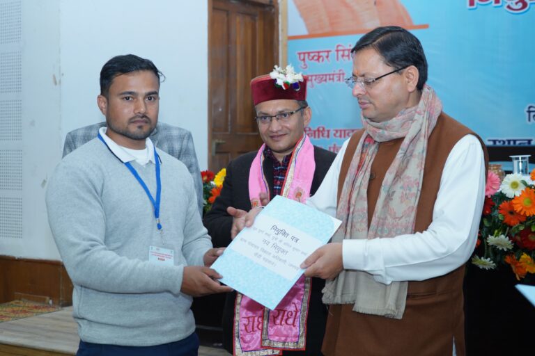 मुख्यमंत्री ने पंचायती राज विभाग के 350 कार्मिकों को प्रदान किये नियुक्ति-पत्र मुख्यमंत्री ने पंचायती राज विभाग के 350 कार्मिकों को प्रदान किये नियुक्ति-पत्र